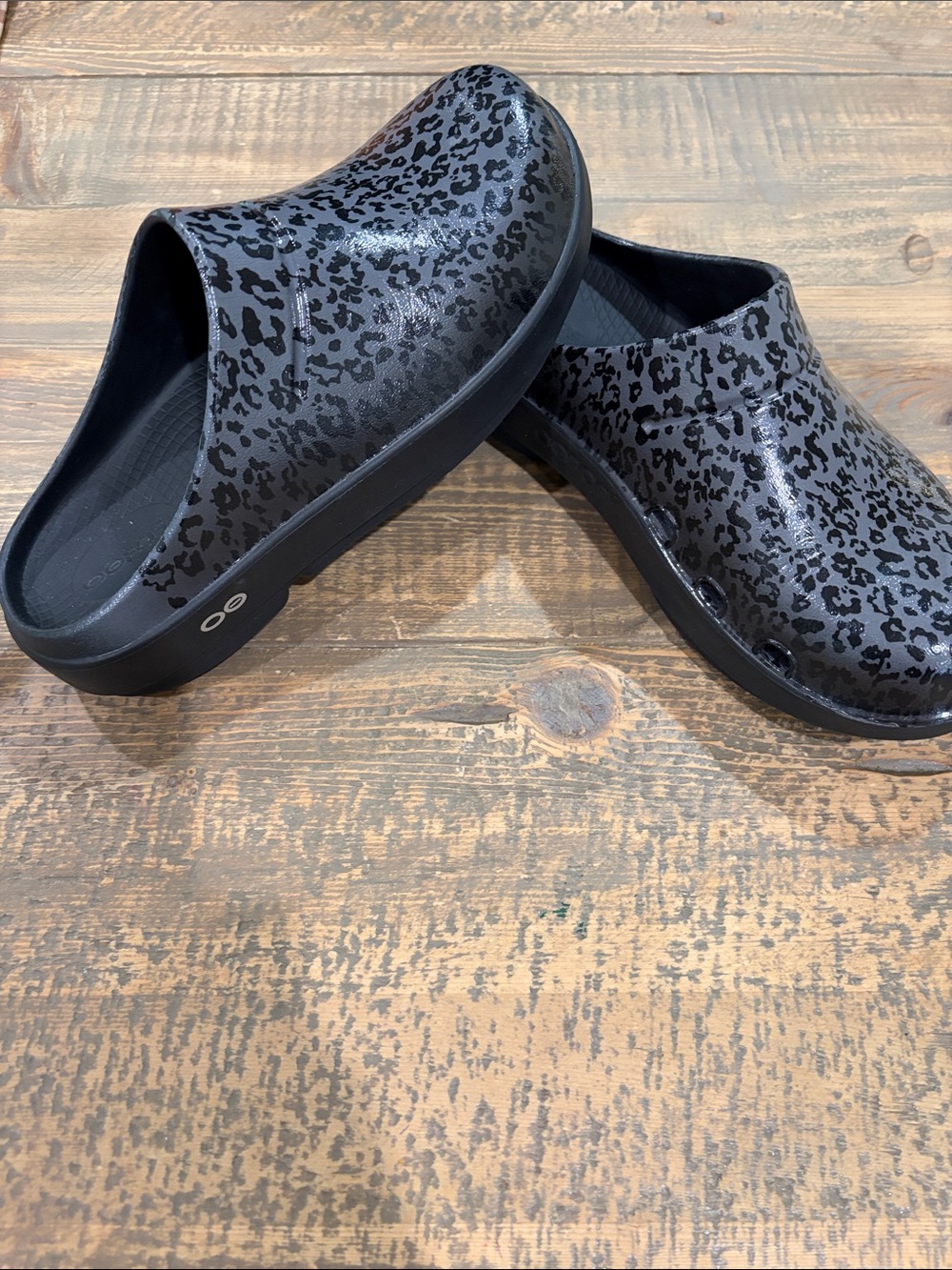 OOFOS Women's Black Gray Leopard-Print Clogs